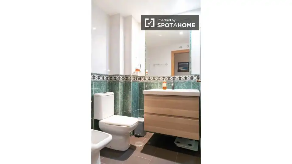 Bathroom of Flat for rent in Madrid  with Air Conditioner, Heating and Furnished