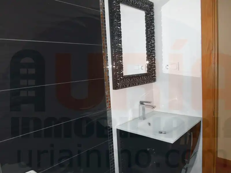 Bany de Pis en venda en Oviedo  amb Calefacció, Forn i Microones