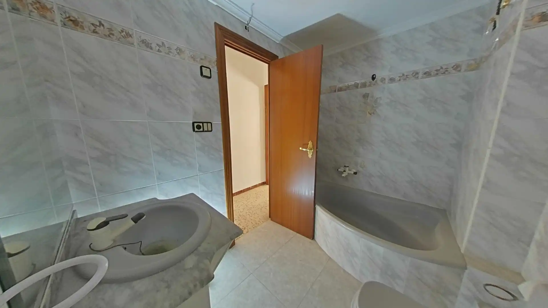 Baño de Piso en venta en El Pinós / Pinoso con Balcón