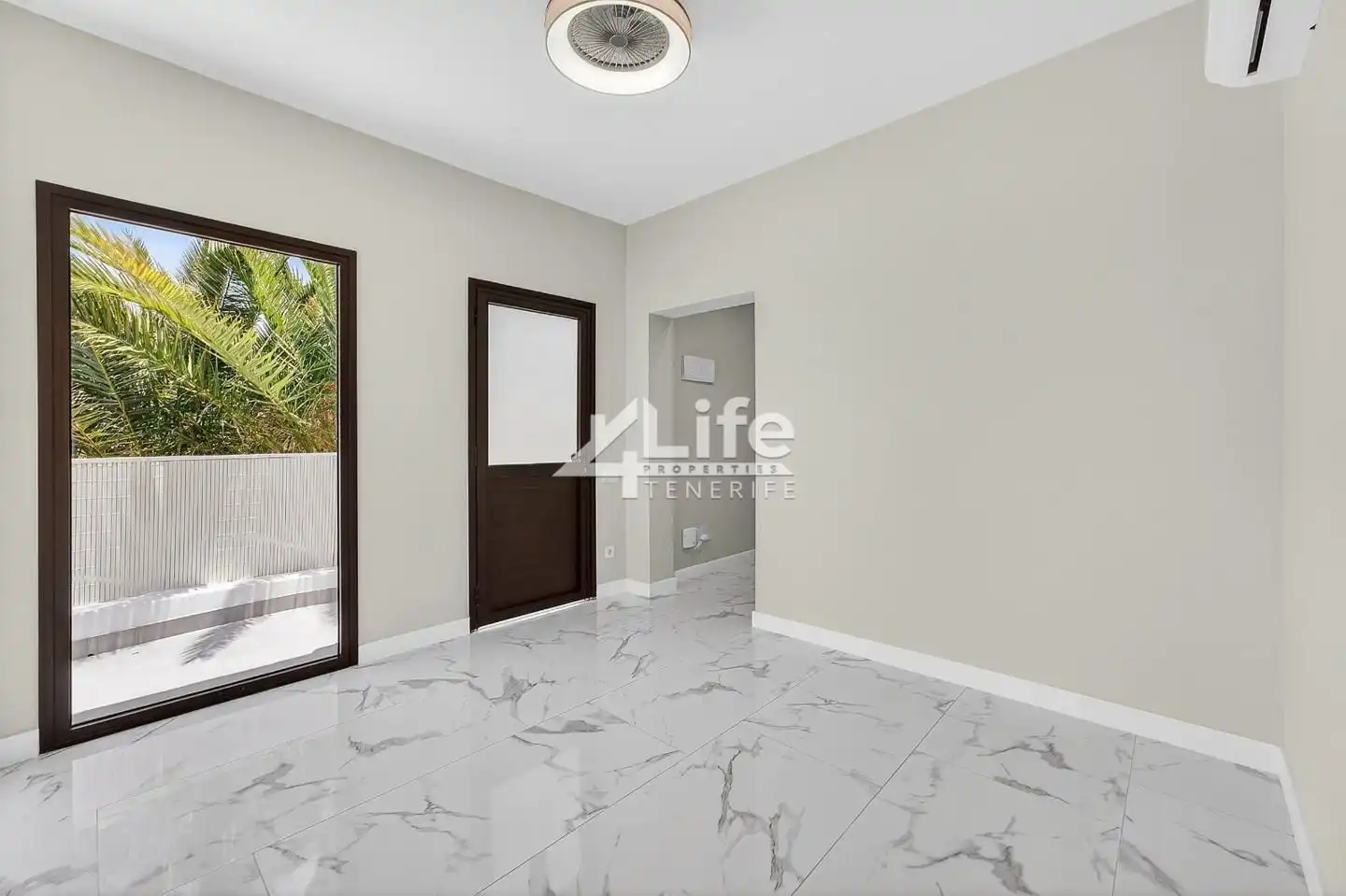 Wohnzimmer von Wohnung zum Verkauf in Adeje mit Klimaanlage, Privatgarten und Terrasse