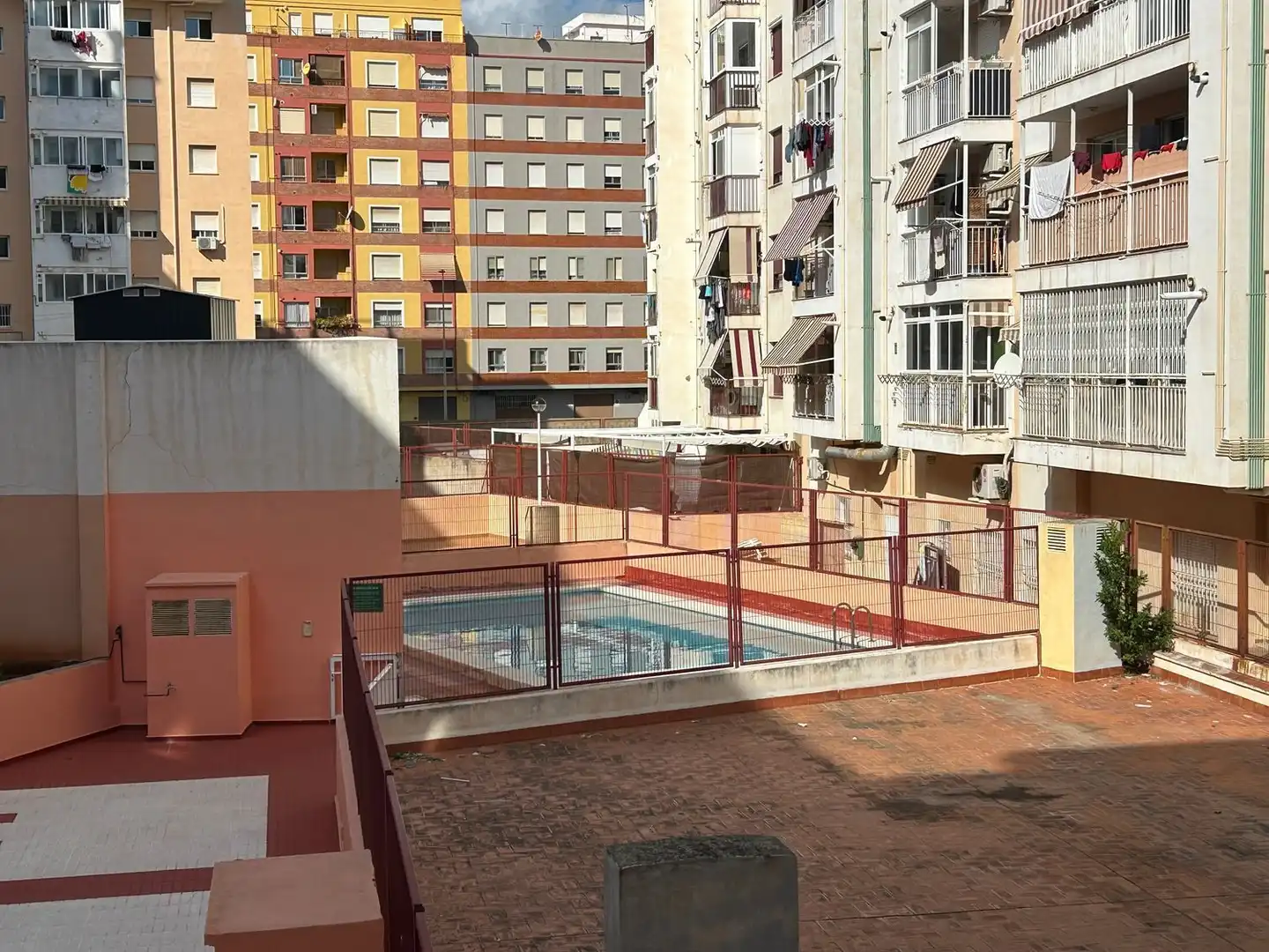 Piscina de Pis en venda en Castellón de la Plana / Castelló de la Plana amb Calefacció, Traster i Alarma