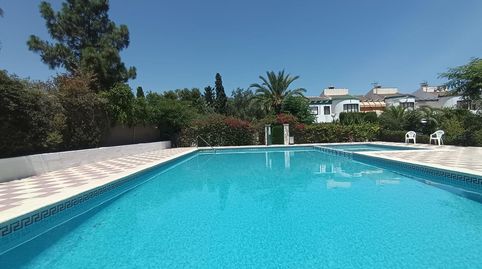 Bungalow adosado con amplias terrazas, 5 dormitorios y gran potencial en La Font  El Campello