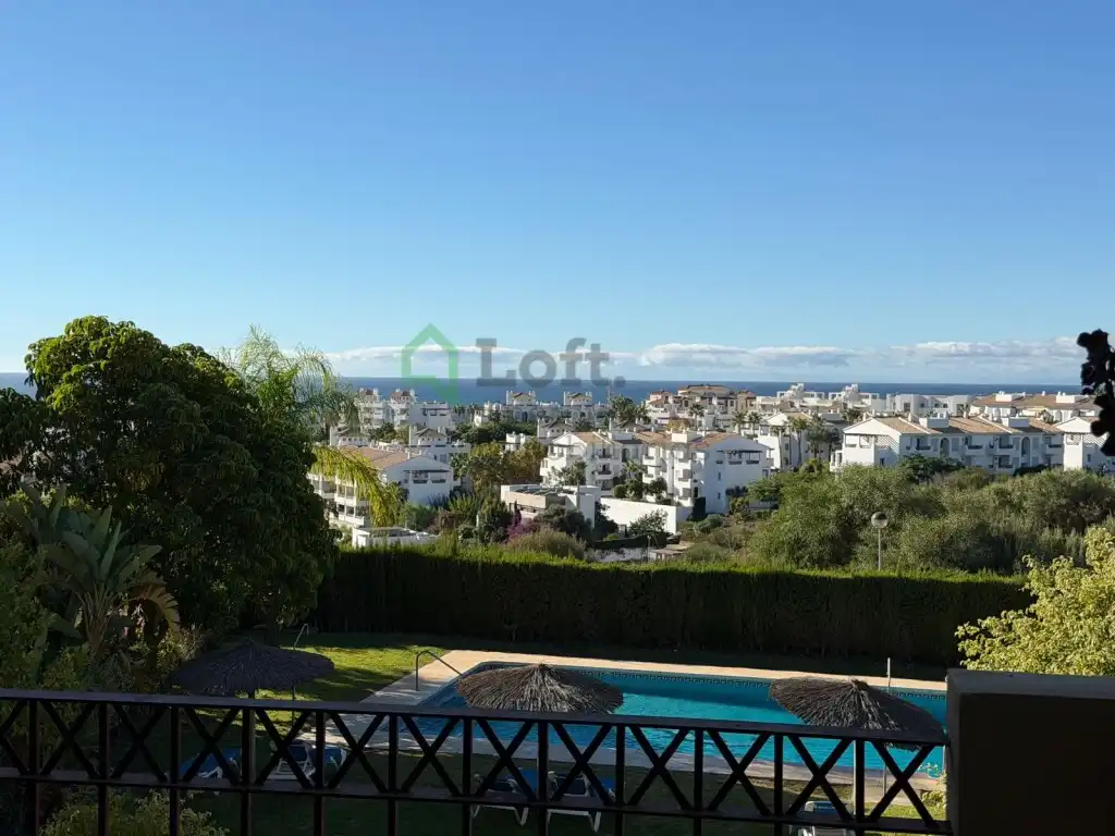 Vista exterior de Pis en venda en Estepona amb Aire condicionat, Terrassa i Piscina