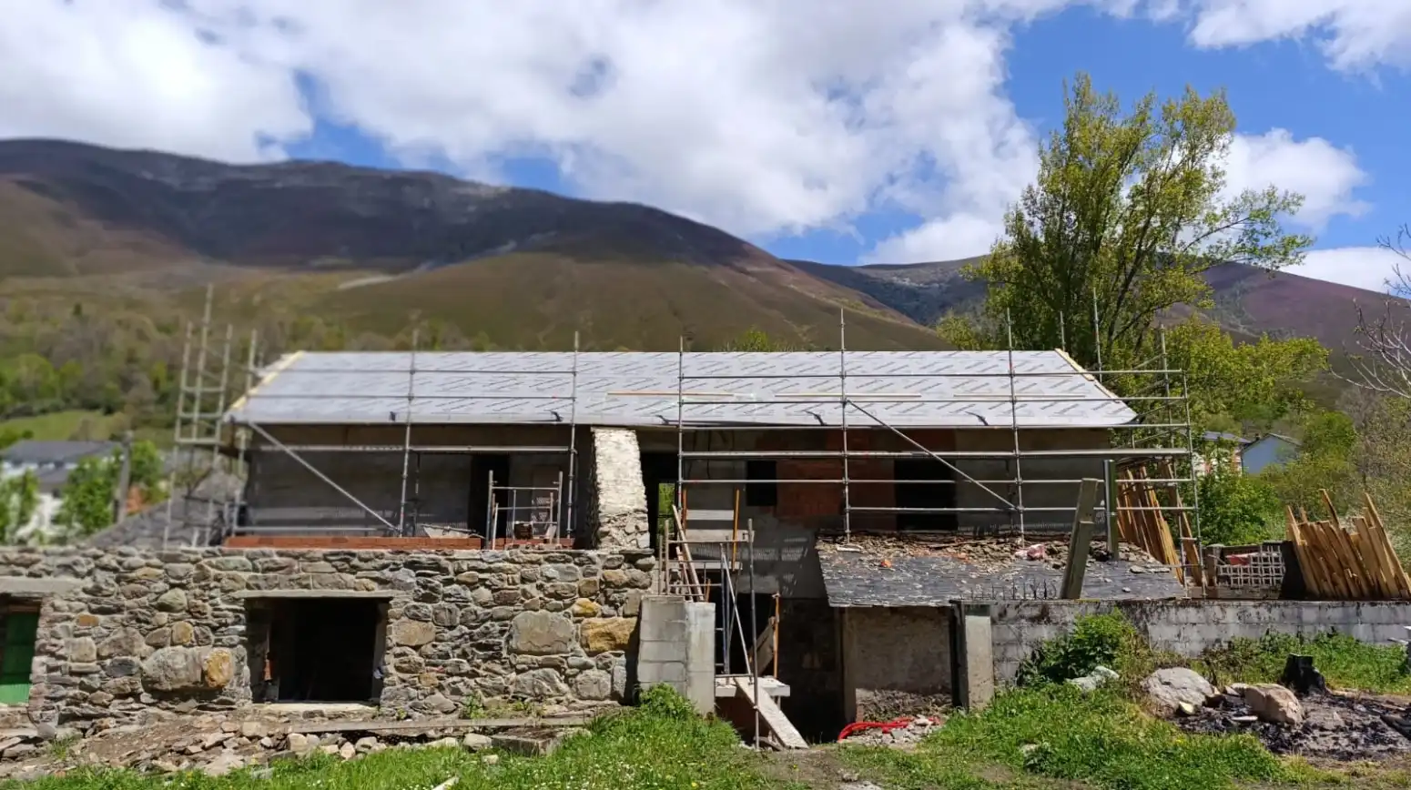 Vista exterior de Edificio en venta en Degaña