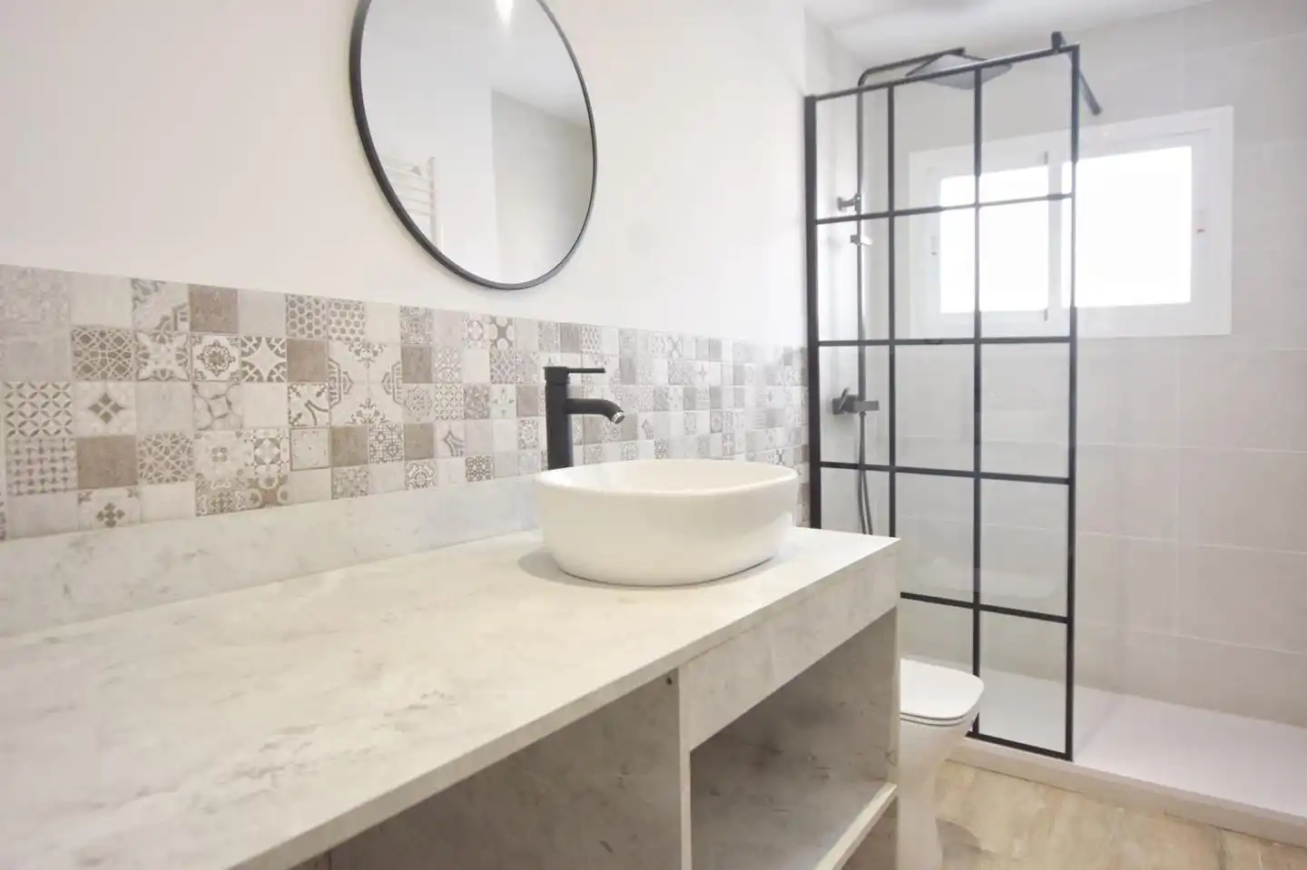 Bathroom of Flat for sale in Madrid  with Air Conditioner, Heating and Terrace