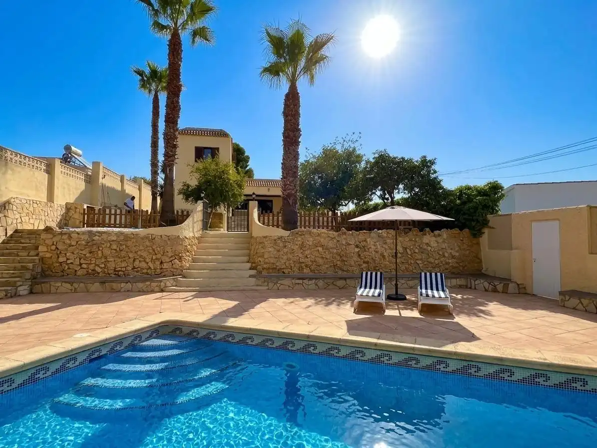 Piscina de Casa o xalet de lloguer en La Nucia amb Jardí privat, Terrassa i Piscina