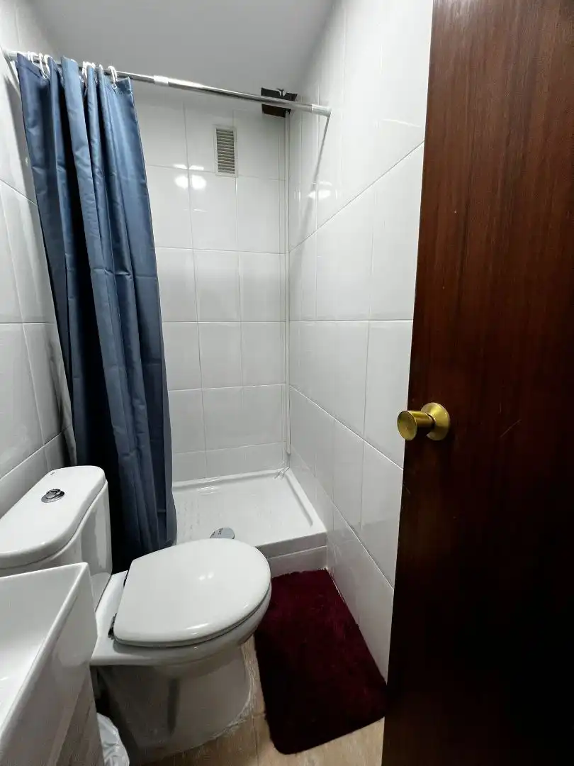 Badezimmer von Wohnung zur untervermieten in Valencia mit Klimaanlage, Ofen und Waschmaschine