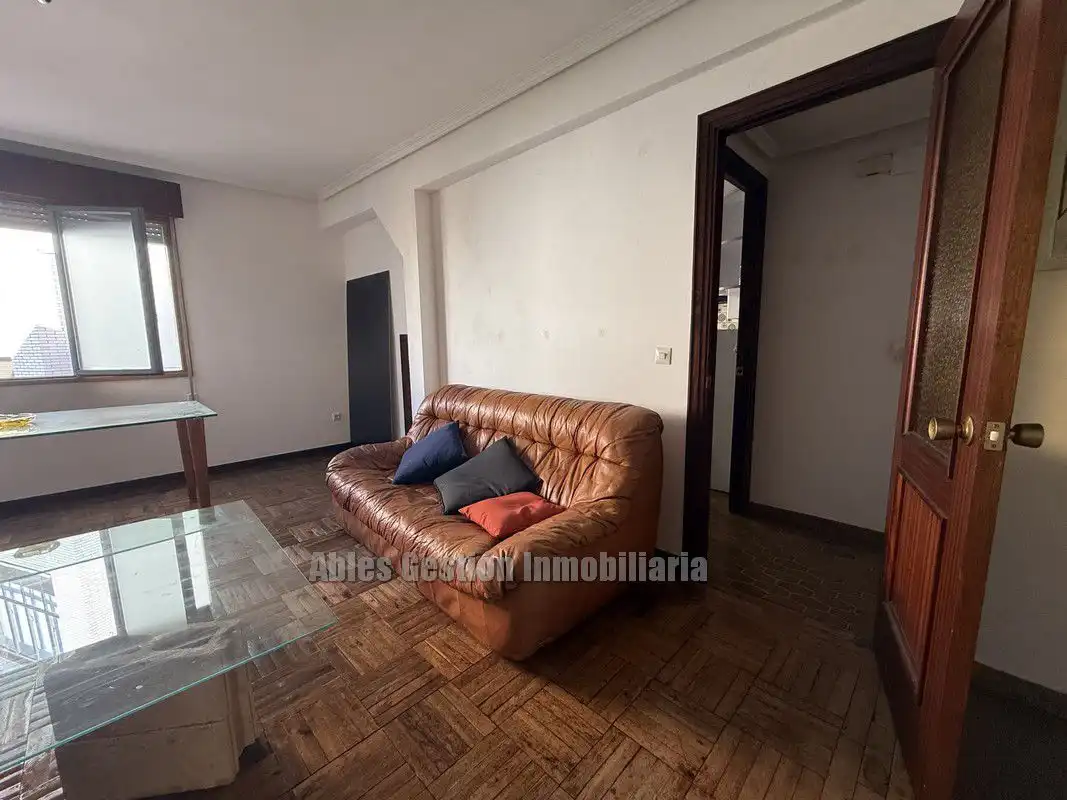 Wohnzimmer von Wohnung zur Miete in Oviedo  mit Heizung, Parkett und Abstellraum