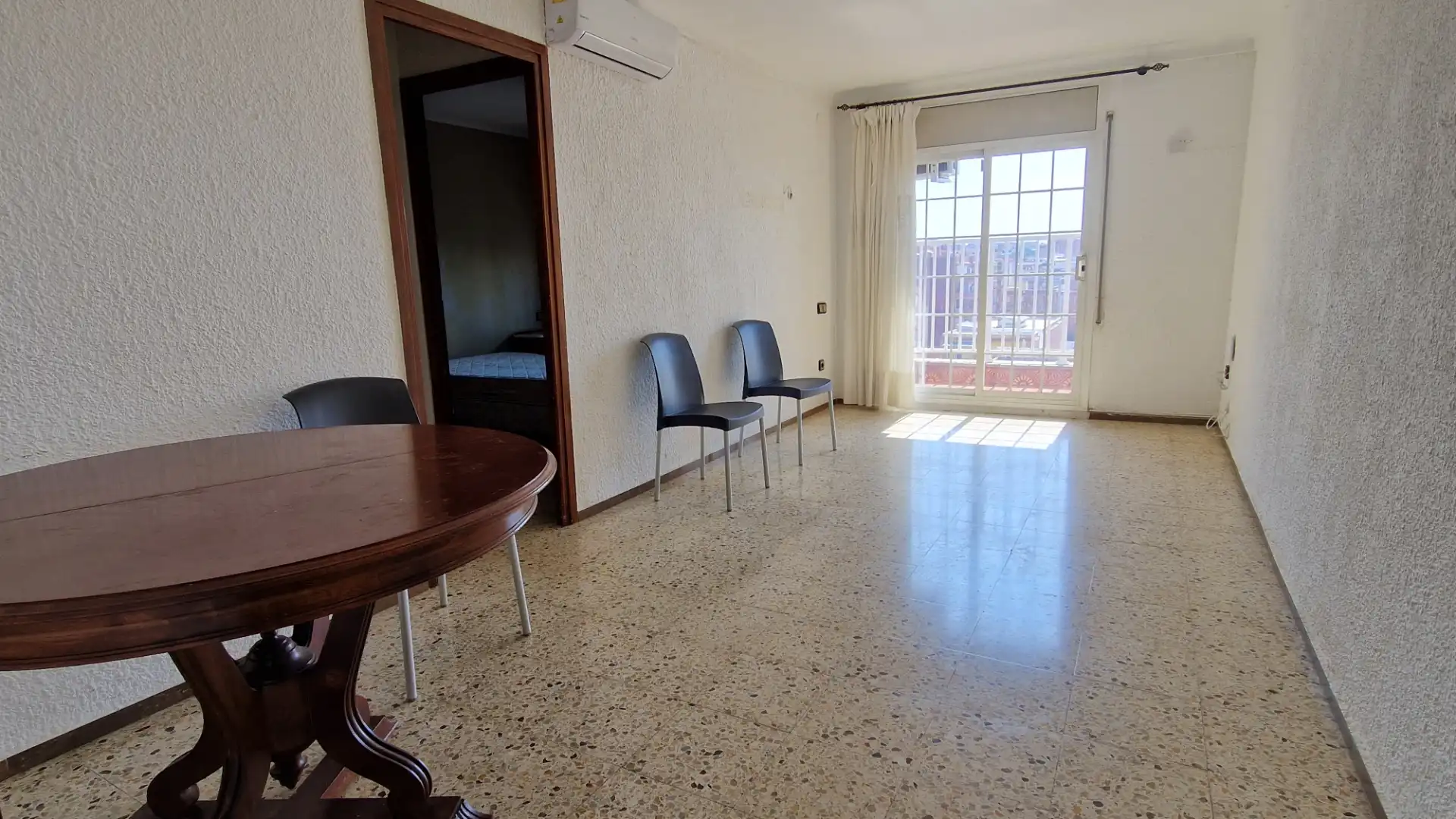 Wohnzimmer von Dachboden zum Verkauf in Santa Coloma de Gramenet mit Klimaanlage, Heizung und Terrasse