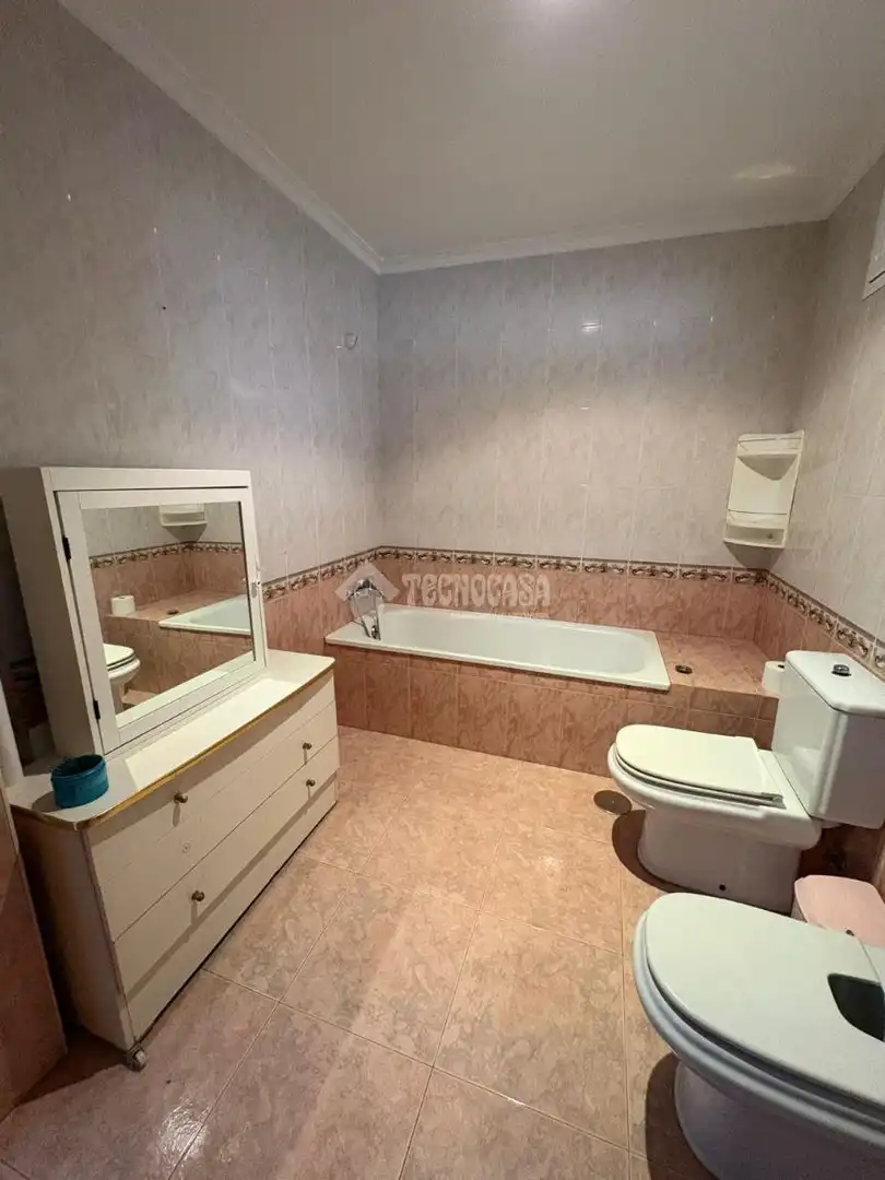 Baño de Casa adosada en venta en La Rinconada con Piscina y Amueblado