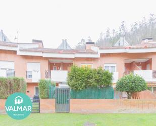 Vista exterior de Casa adosada en venda en Morcín amb Aire condicionat, Calefacció i Jardí privat