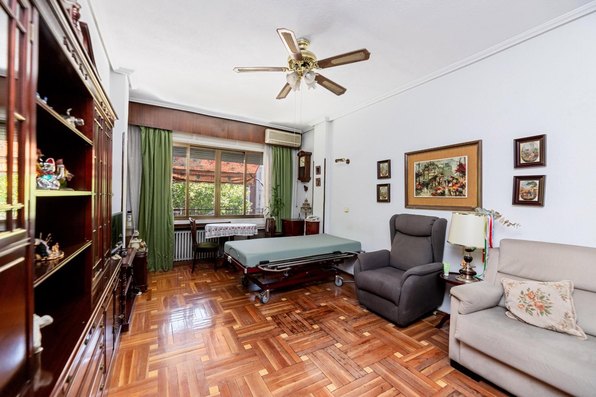 Living room of Flat for sale in  Madrid Capital  with Heating, Terrace and Storage room