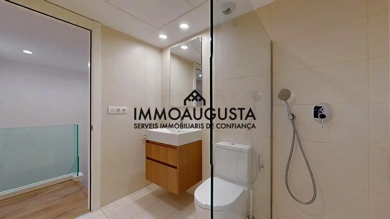 Bany de Dúplex de lloguer en Barcelona amb Aire condicionat, Calefacció i Parquet