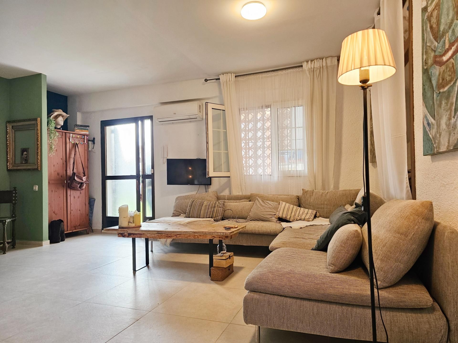 Sala d'estar de Apartament de lloguer en Dénia amb Aire condicionat, Calefacció i Jardí privat