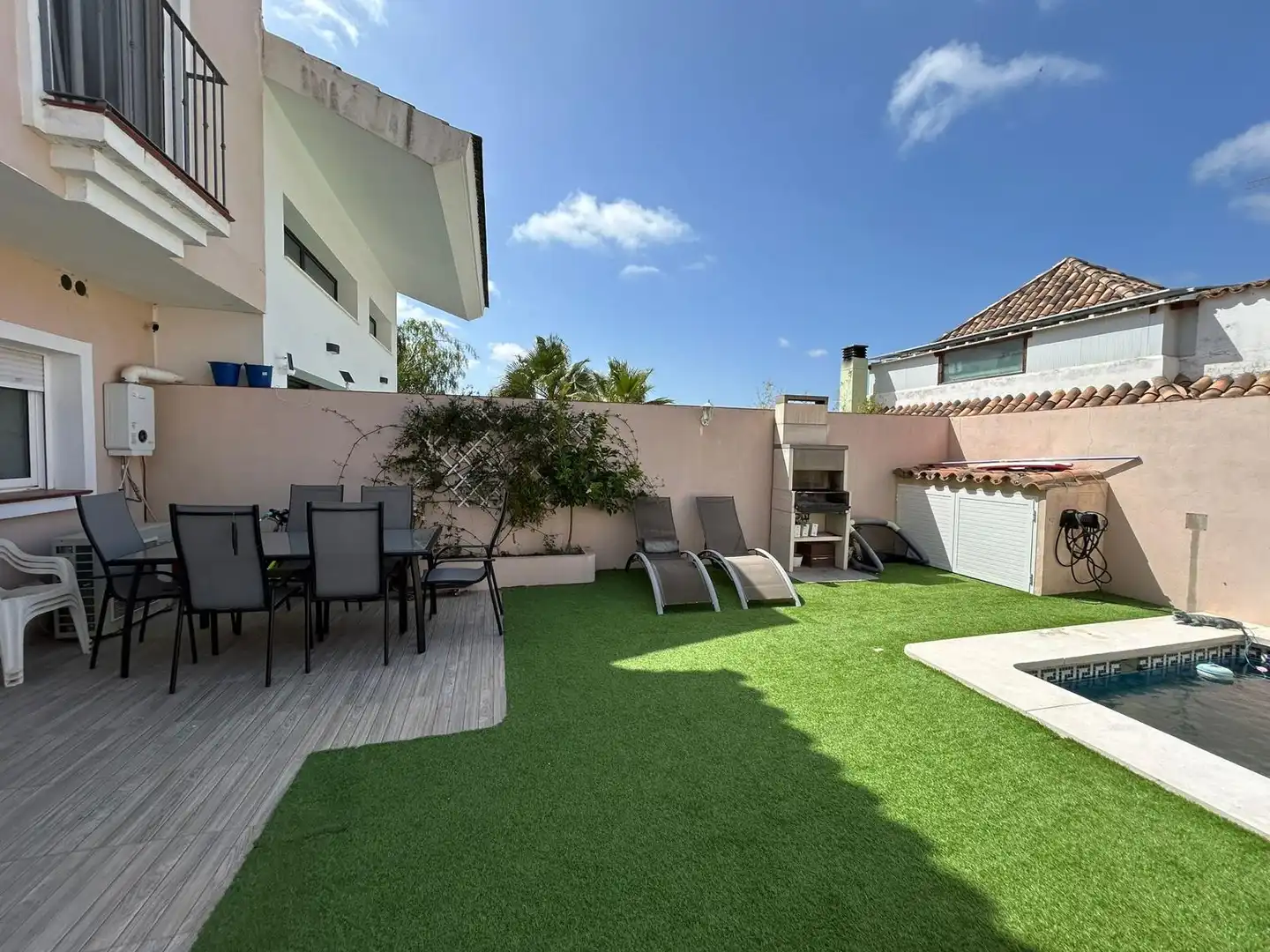 Terrasse von Einfamilien-Reihenhaus zum Verkauf in Casares mit Schwimmbad