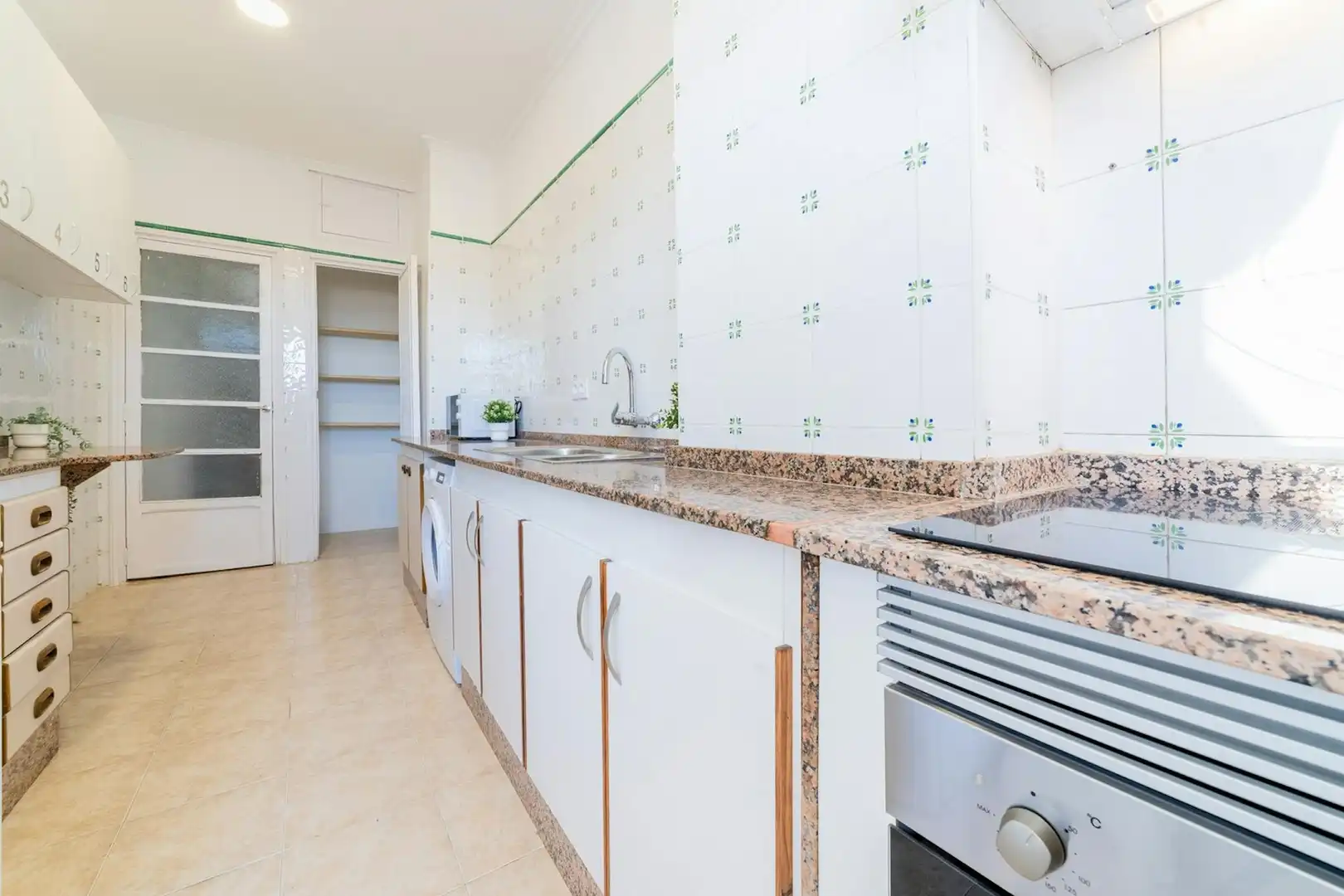 Kitchen of Flat for share in Valencia  with Furnished, Washing machine and TV
