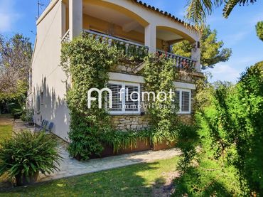 Casa amb piscina en venda a Carrer del Corral de Sauner