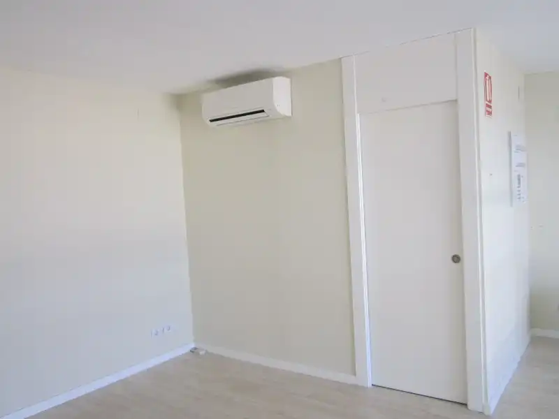 Schlafzimmer von Büro zum Verkauf in Manises mit Klimaanlage und Balkon