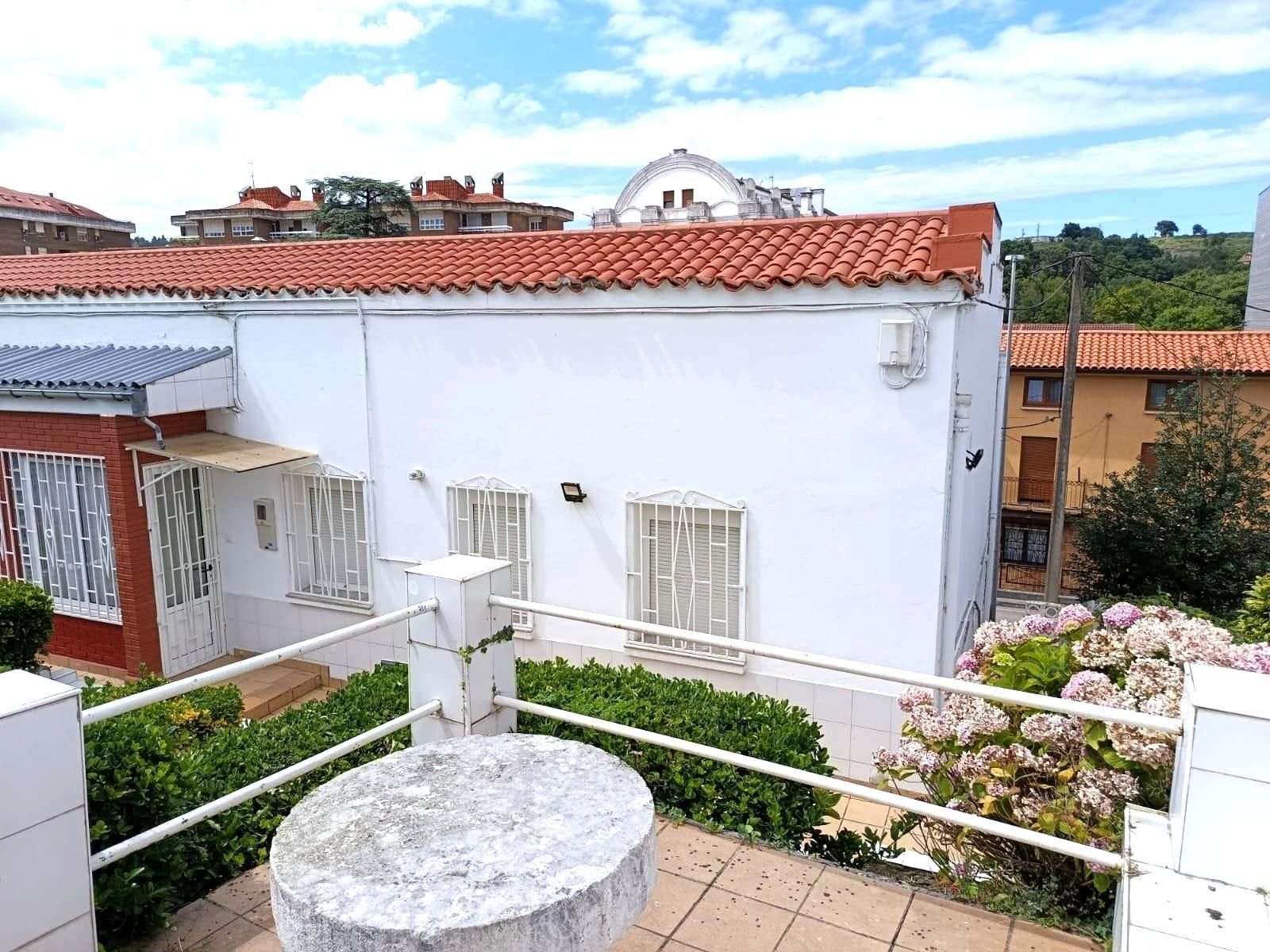 Vista exterior de Planta baixa en venda en Medio Cudeyo amb Calefacció, Jardí privat i Terrassa