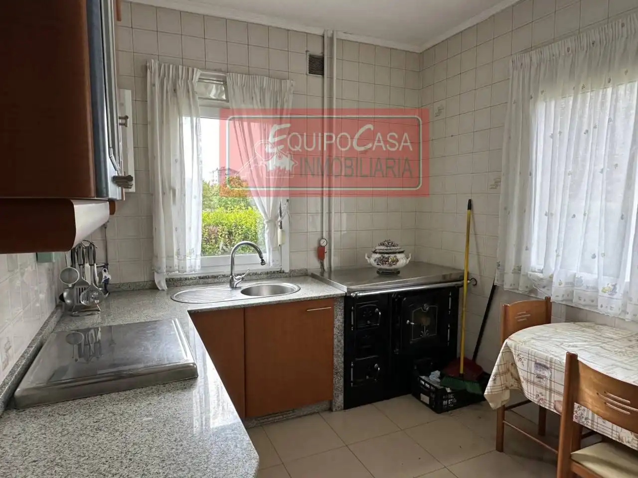 Cuina de Casa o xalet en venda en Rábade amb Calefacció, Jardí privat i Moblat
