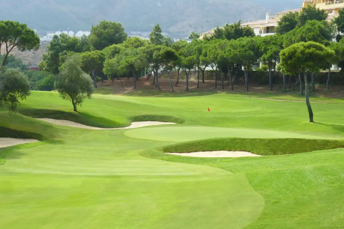 Vista exterior de Apartament en venda en Benalmádena amb Aire condicionat, Jardí privat i Terrassa