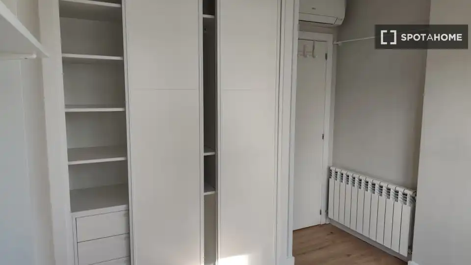 Bedroom of Flat for rent in Madrid  with Air Conditioner, Heating and Furnished