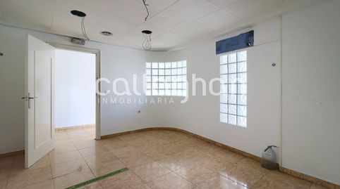 Edificio de tres alturas en Requena, imagen 2