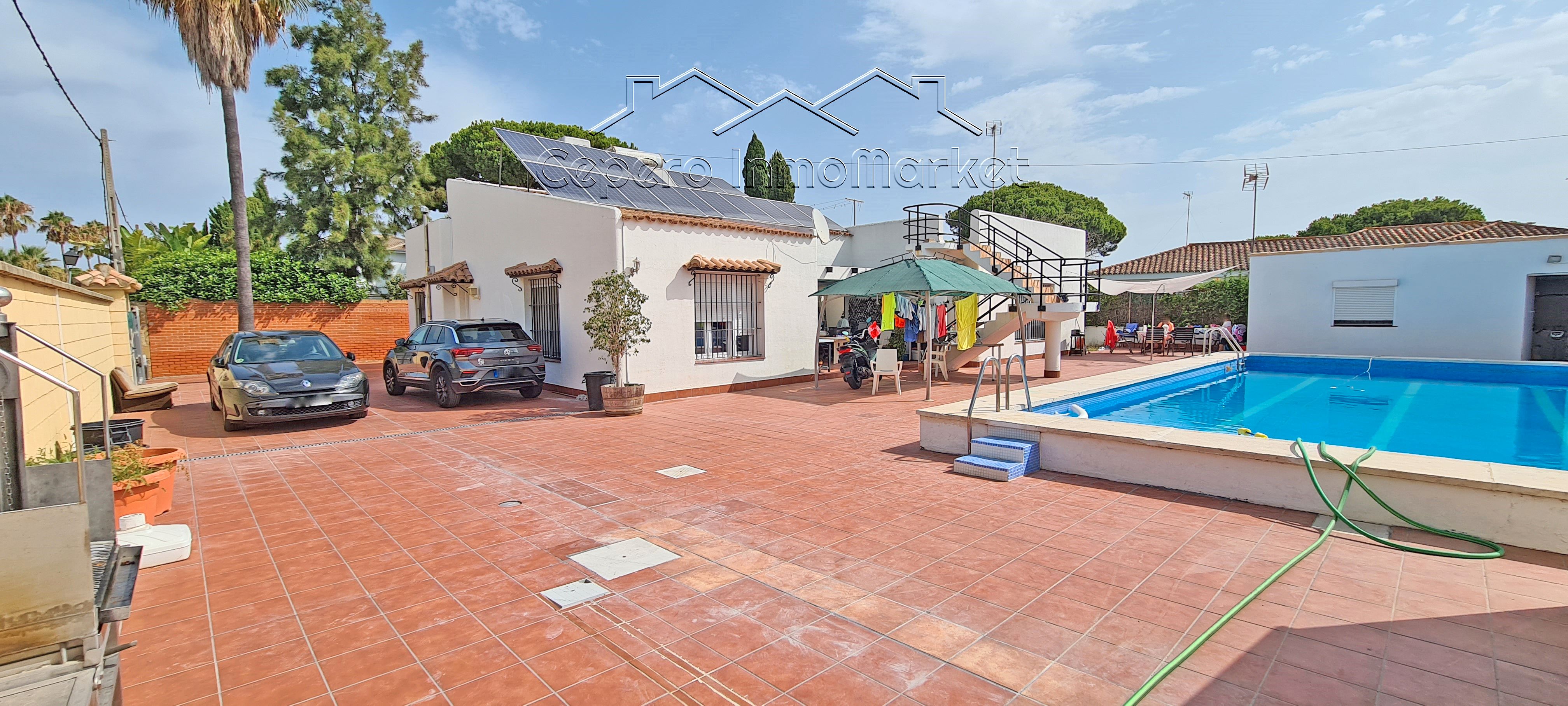 Vista exterior de Casa o xalet en venda en El Puerto de Santa María amb Aire condicionat, Jardí privat i Terrassa