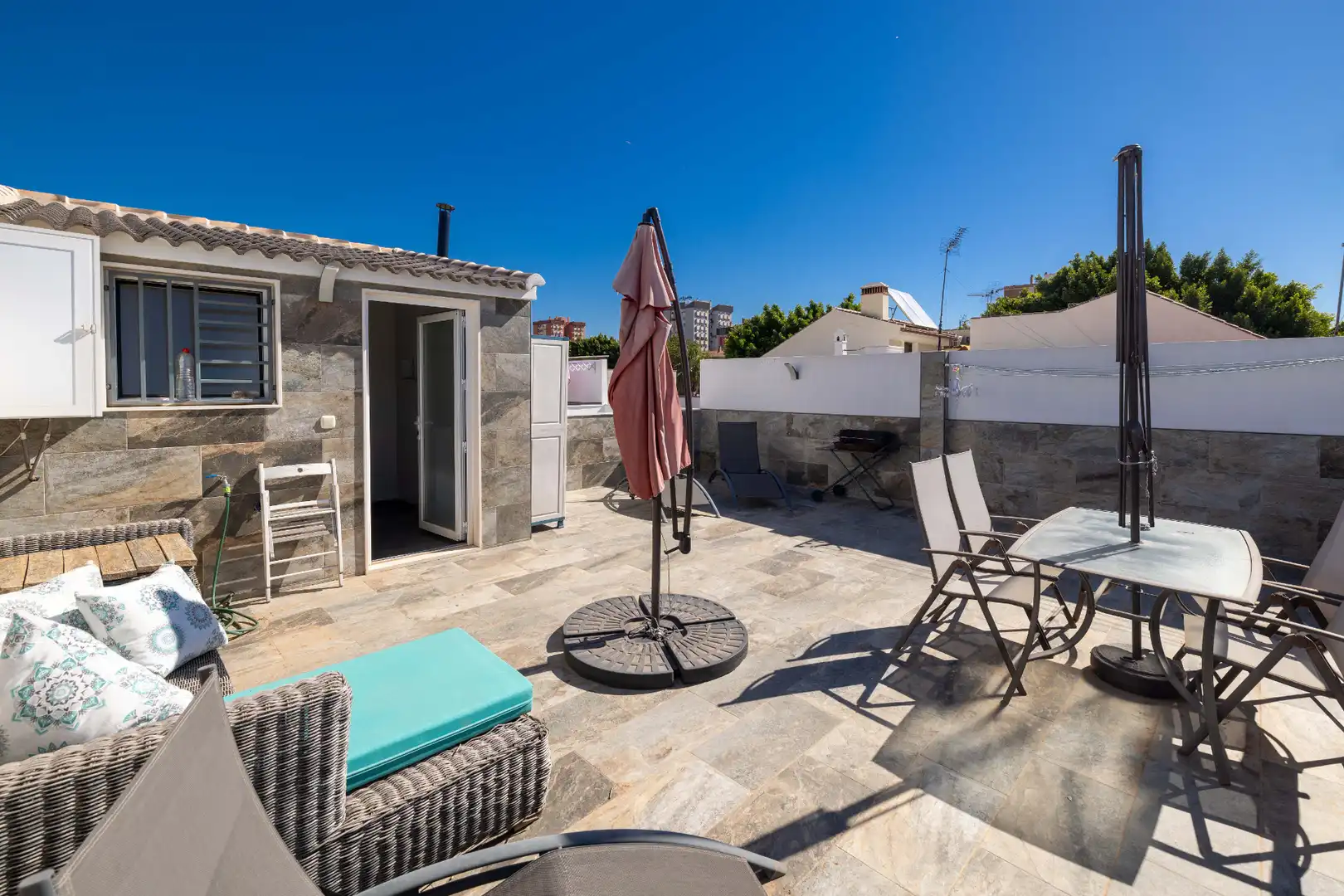 Terrasse von Einfamilien-Reihenhaus zum Verkauf in Málaga mit Klimaanlage, Heizung und Terrasse