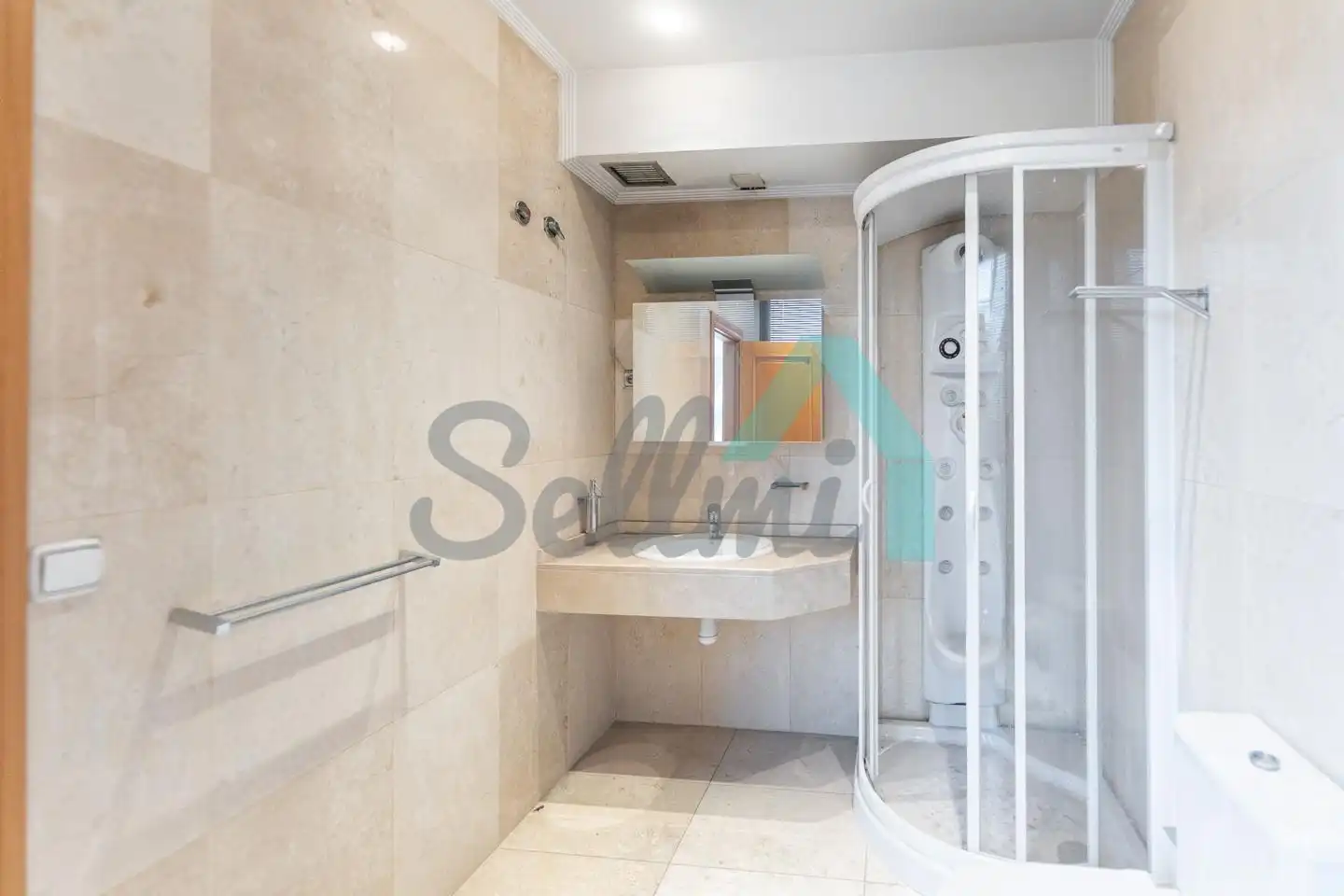 Bathroom of Flat for sale in Oviedo   with Parquet flooring