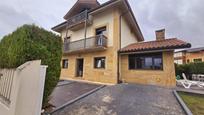 Vista exterior de Casa o xalet en venda en Santa Cruz de Bezana amb Terrassa i Balcó