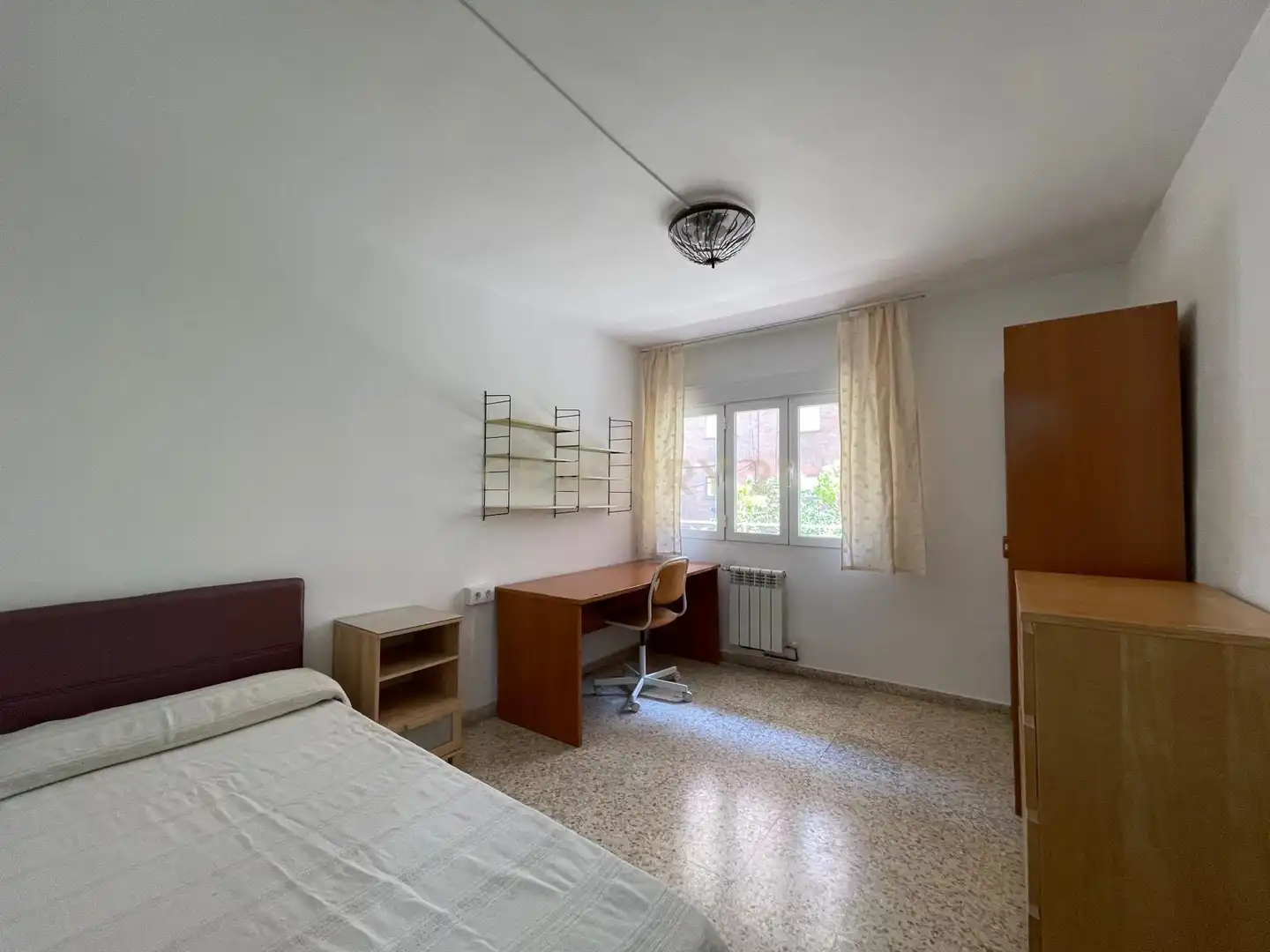 Habitación de Piso de alquiler en Granada con Lavadora, Microondas y TV