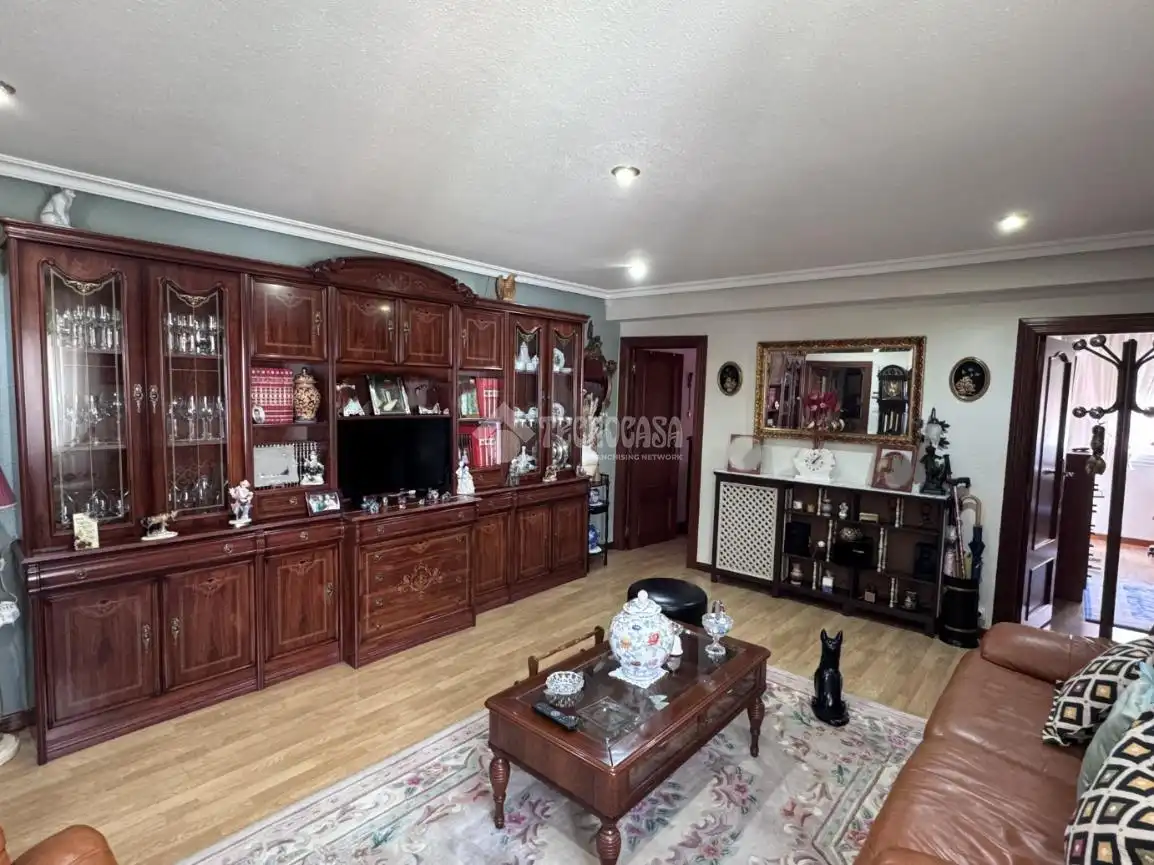 Sala de estar de Piso en venta en León Capital  con Calefacción, Parquet y Trastero