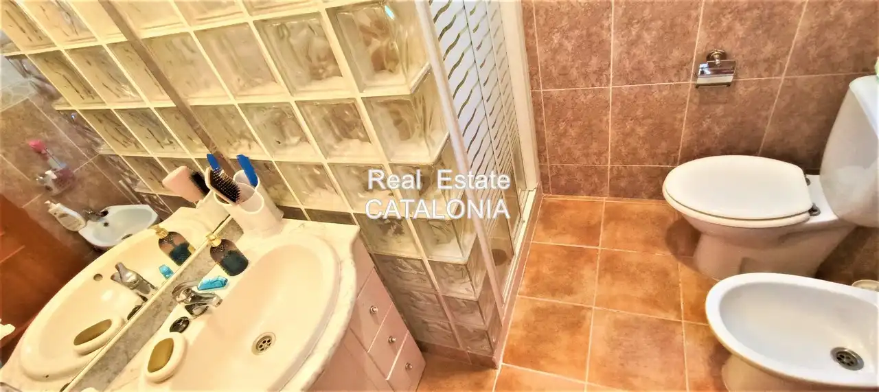 Badezimmer von Haus oder Chalet zum Verkauf in Lloret de Mar mit Heizung, Privatgarten und Terrasse