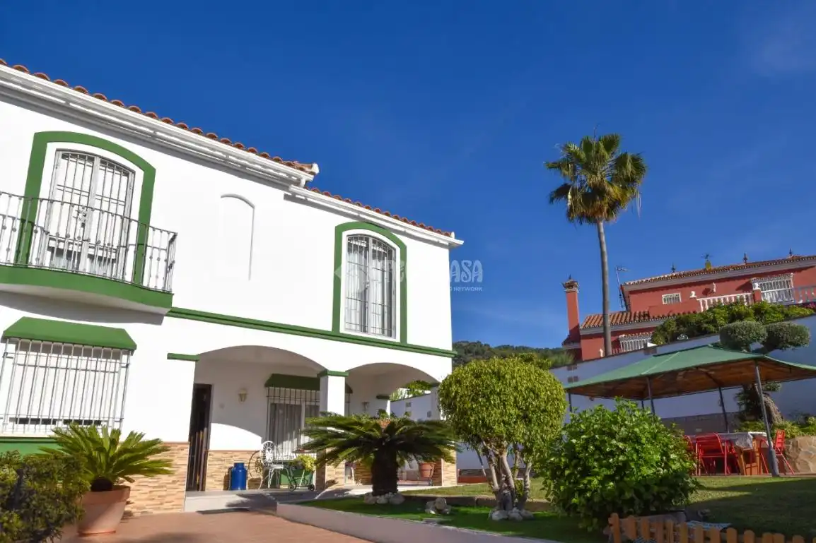 Vista exterior de Casa o chalet en venta en Alhaurín de la Torre con Aire acondicionado y Piscina