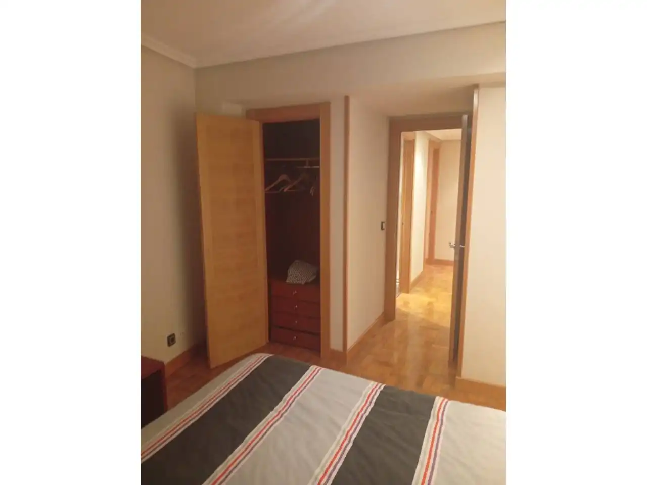 Dormitori de Pis en venda en Oviedo  amb Calefacció, Parquet i Moblat