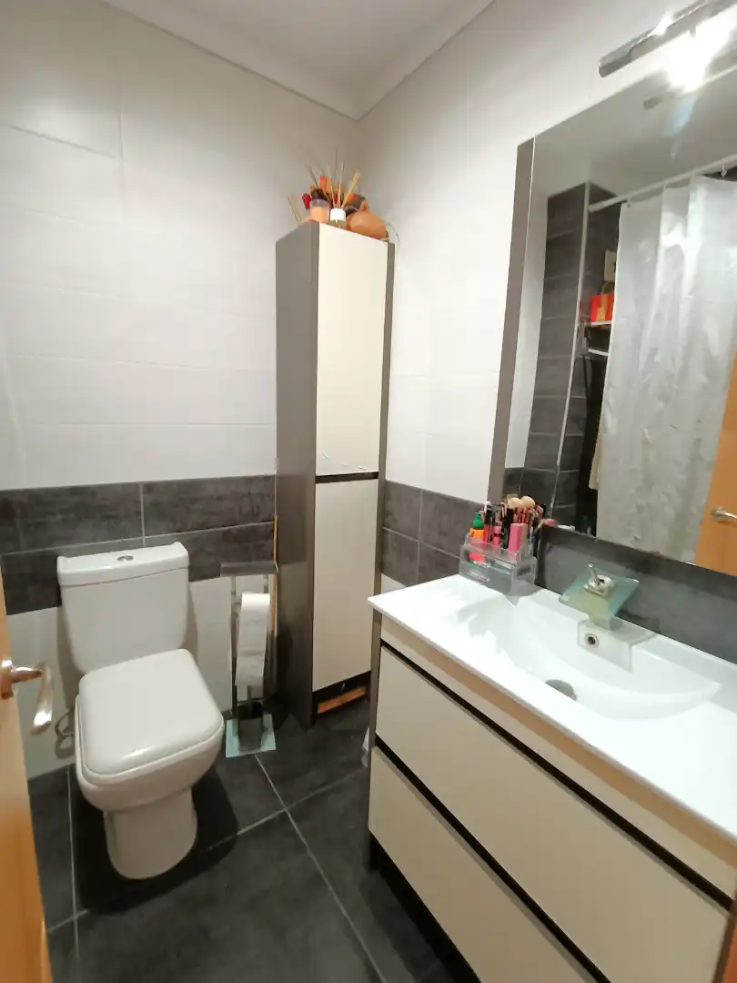 Badezimmer von Wohnung zum Verkauf in Manlleu mit Klimaanlage, Heizung und Parkett