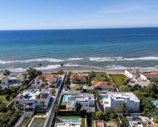 Vista exterior de Casa o xalet en venda en Marbella amb Aire condicionat, Jardí privat i Terrassa