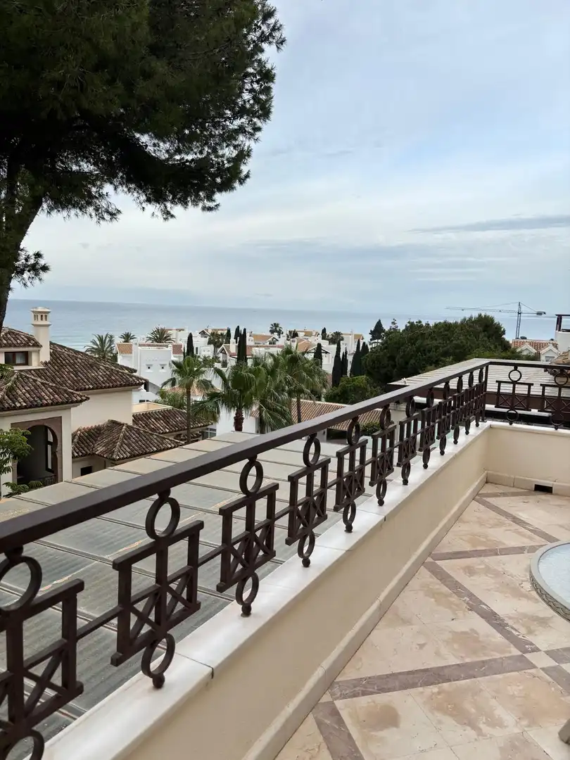 Vista exterior de Àtic de lloguer en Marbella amb Aire condicionat, Terrassa i Piscina