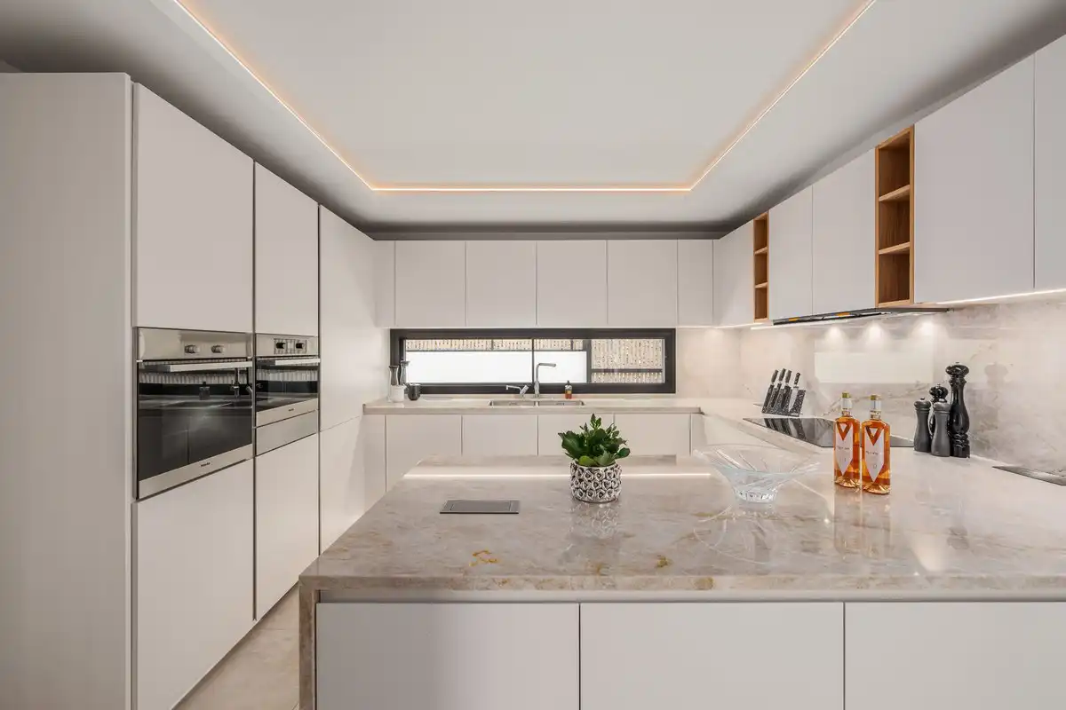 Cuina de Casa o xalet en venda en Marbella amb Aire condicionat, Jardí privat i Terrassa