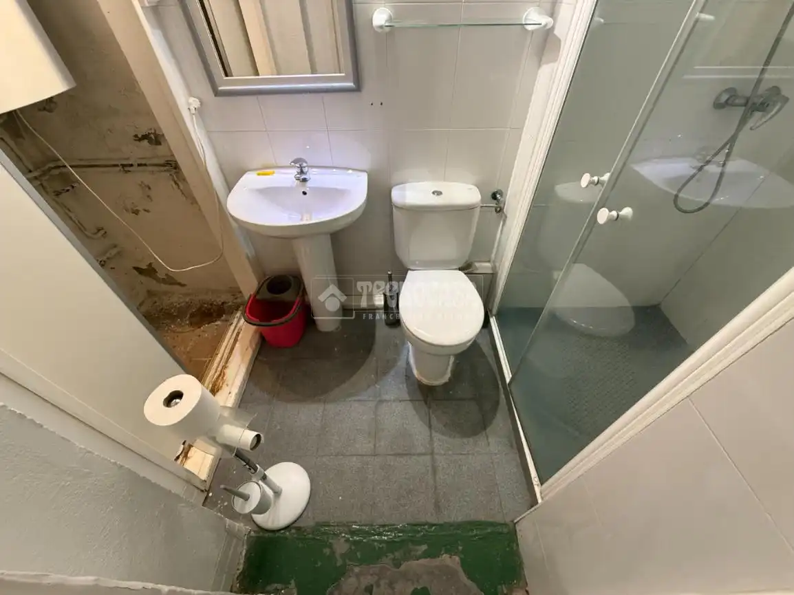 Badezimmer von Einfamilien-Reihenhaus zum Verkauf in Guadalajara mit Klimaanlage, Heizung und Privatgarten