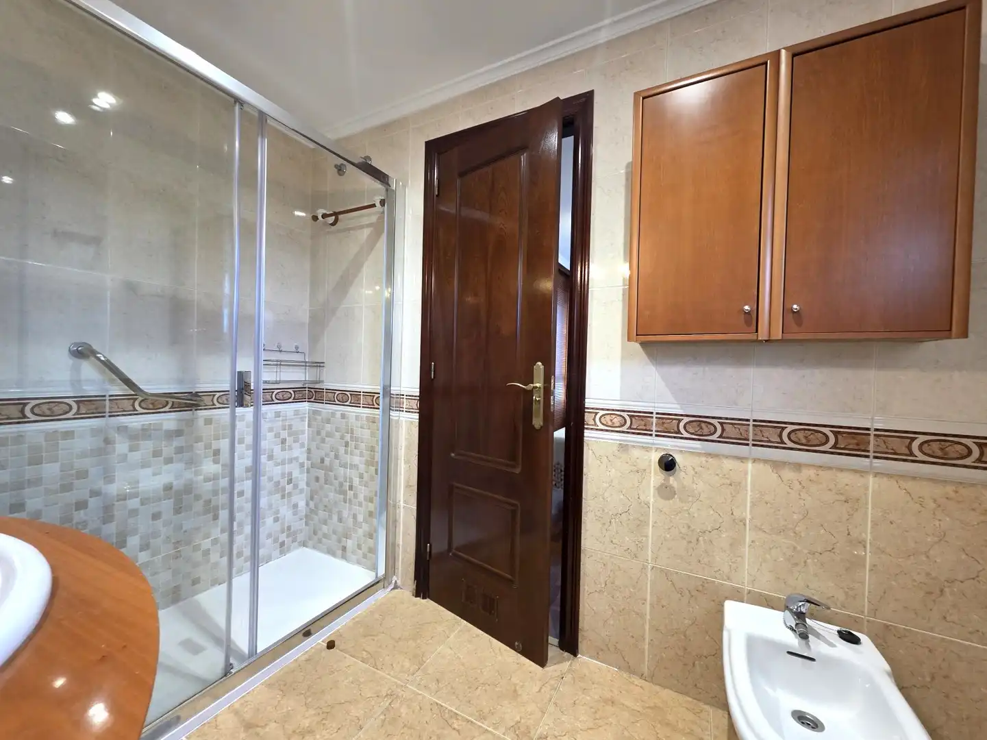 Badezimmer von Wohnung zur Miete in Sur