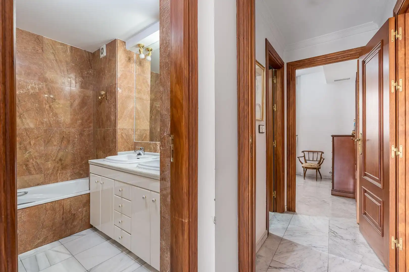 Bathroom of Flat for sale in Granada  with Air Conditioner and Heating