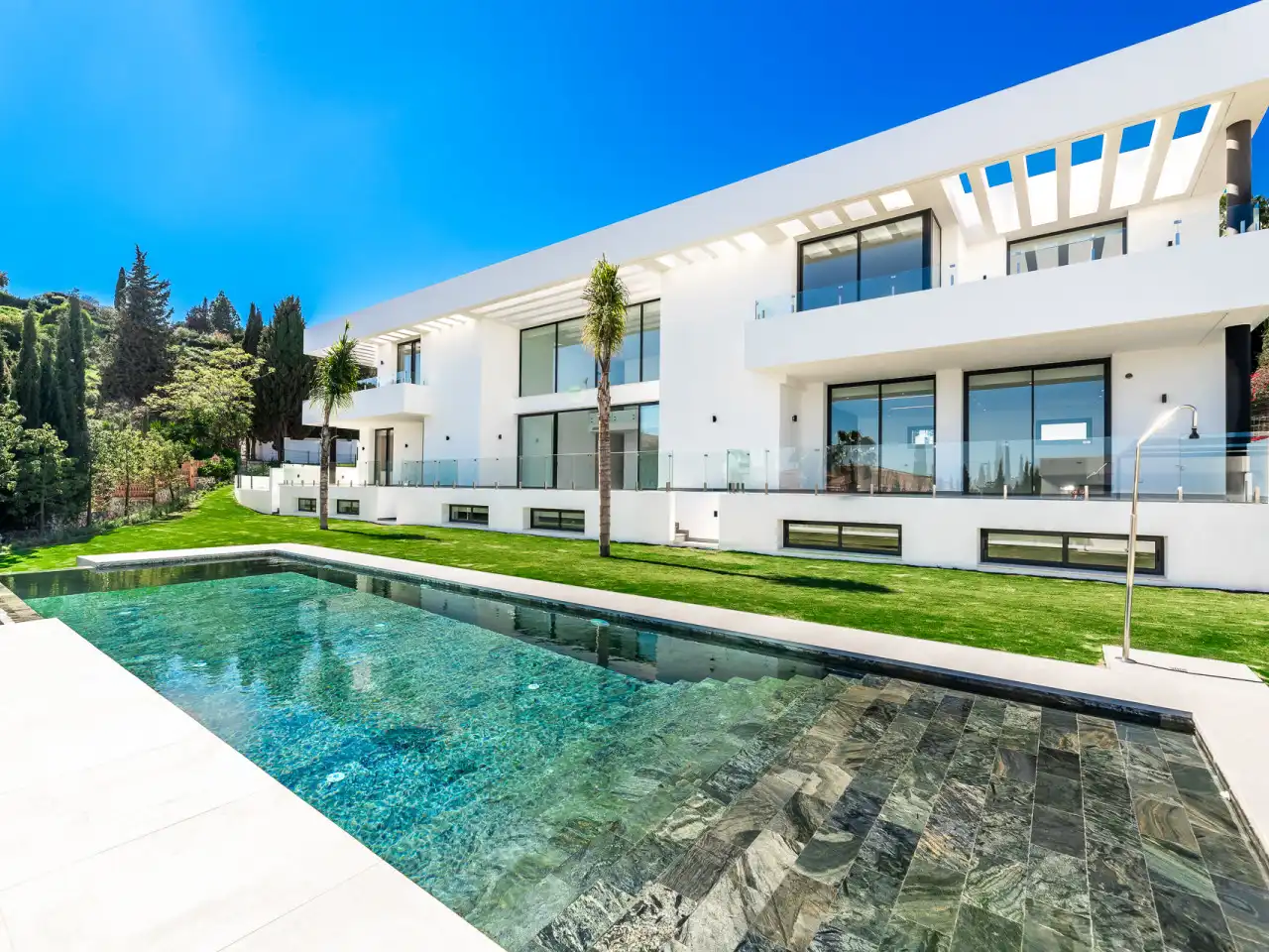 Vista exterior de Casa o chalet en venta en Estepona con Aire acondicionado, Calefacción y Jardín privado