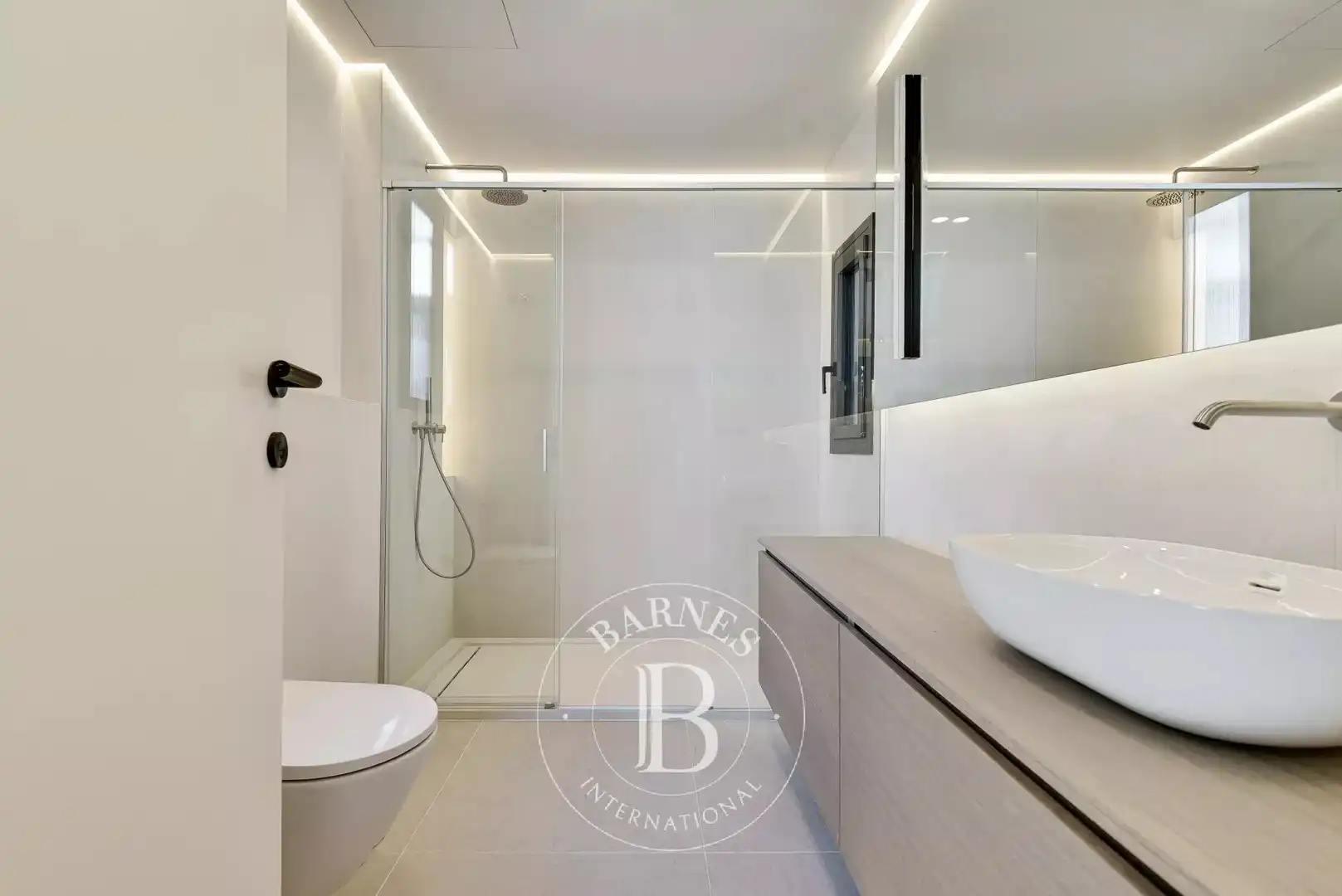 Badezimmer von Dachboden zum Verkauf in Barcelona mit Klimaanlage, Heizung und Terrasse