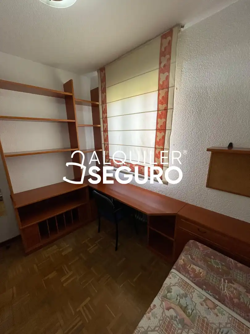 Dormitori de Pis de lloguer en Madrid amb Calefacció, Terrassa i Moblat