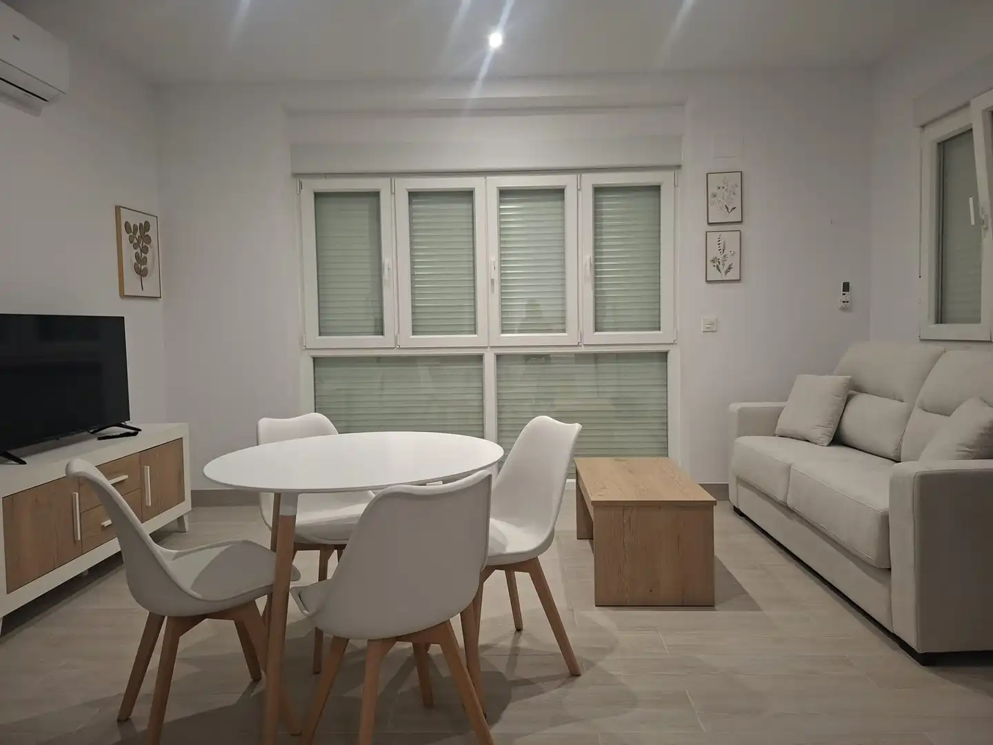 Living room of Flat for rent in Granada  with Air Conditioner, Heating and Furnished