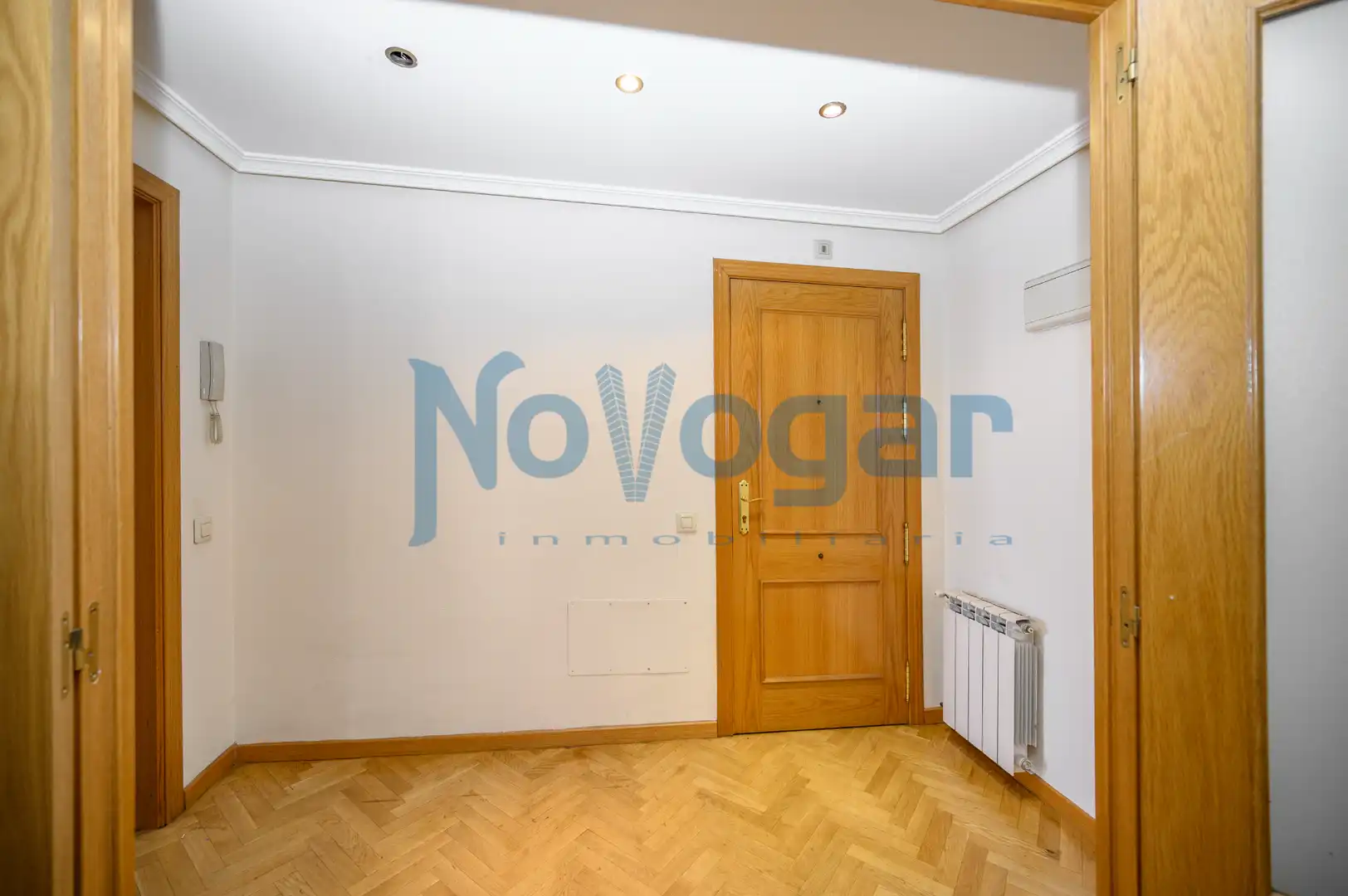 Bedroom of Flat for sale in Madrid  with Air Conditioner, Heating and Community pool