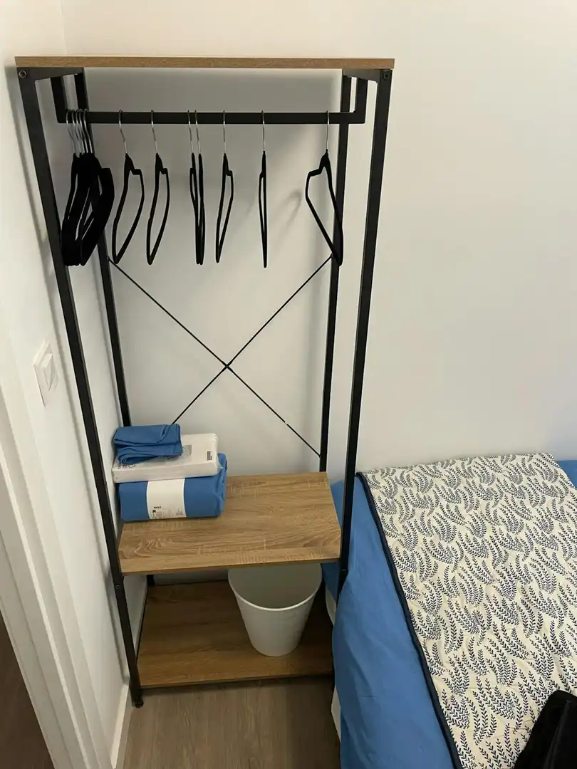 Bedroom of Flat for share in Valencia  with Washing machine
