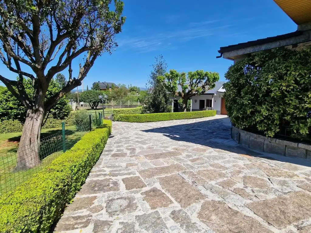 Vista exterior de Casa o chalet en venta en Ourense Capital  con Calefacción, Jardín privado y Parquet